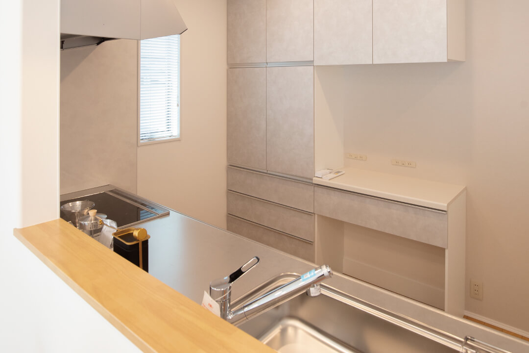 キッチンからみたリビングの画像